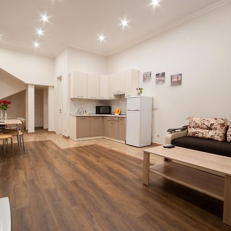 Wonderful Flat On City Center Oezjhorod Buitenkant foto