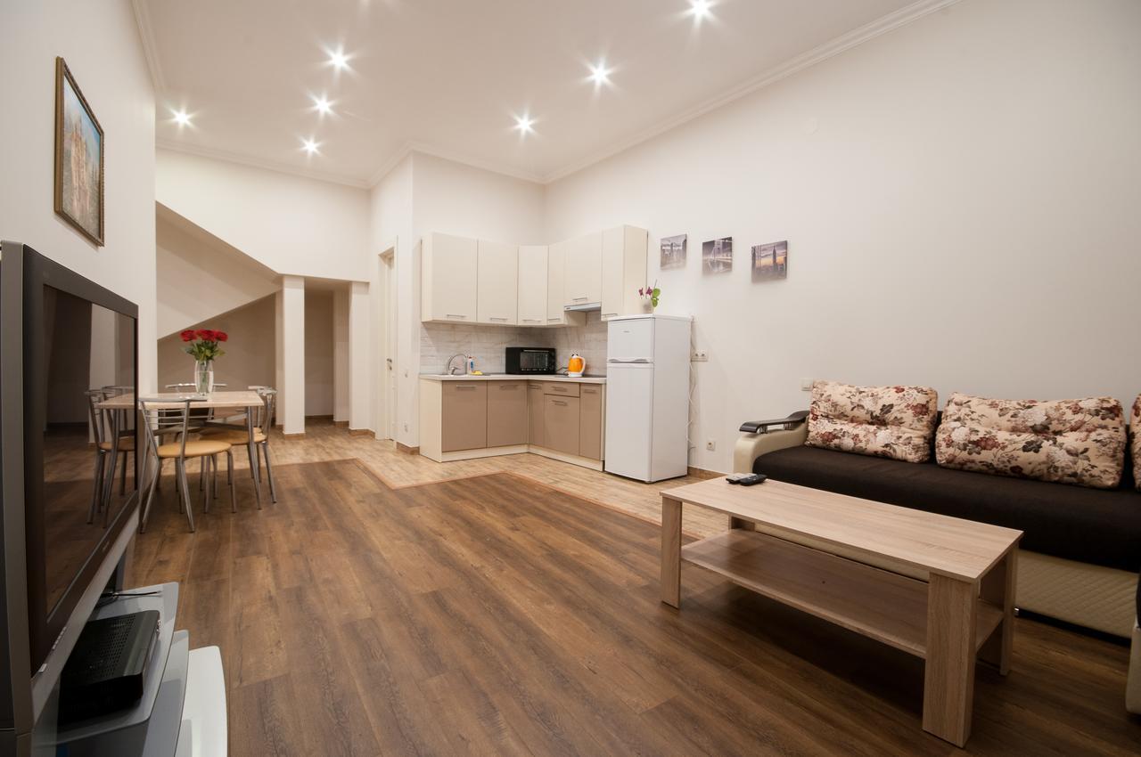 Wonderful Flat On City Center Oezjhorod Buitenkant foto