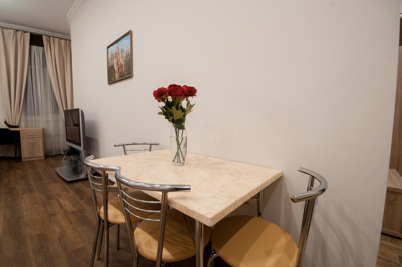 Wonderful Flat On City Center Oezjhorod Buitenkant foto
