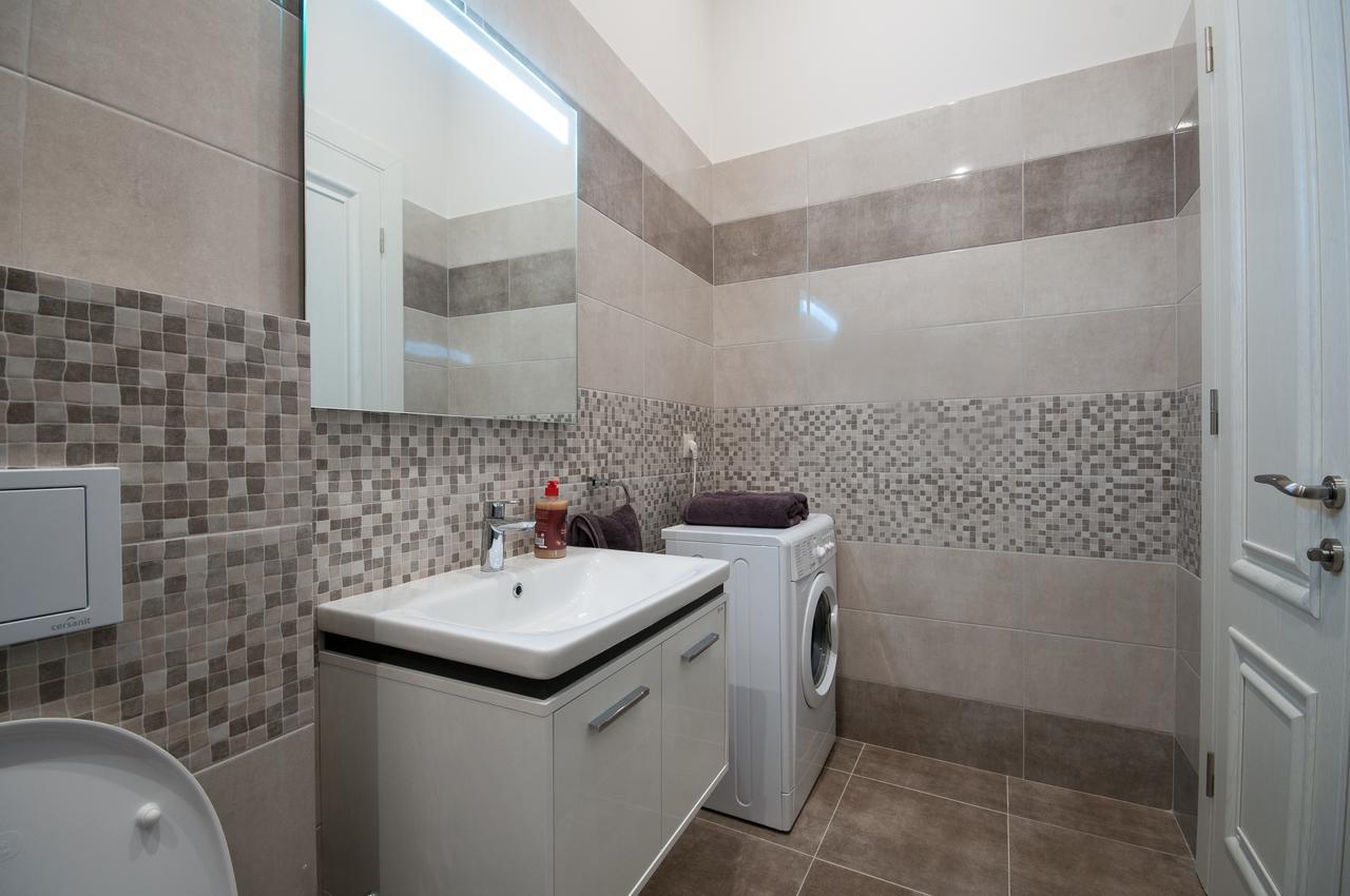 Wonderful Flat On City Center Oezjhorod Buitenkant foto