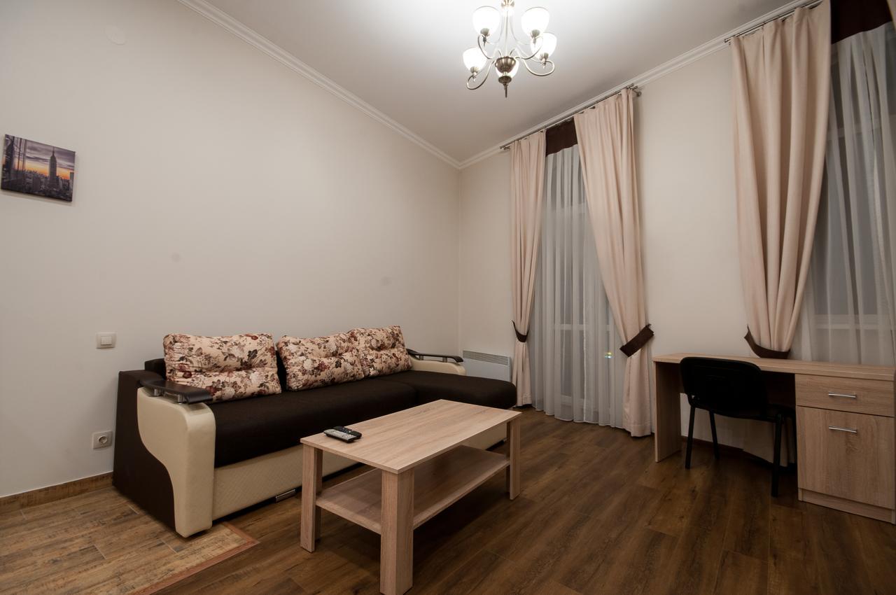 Wonderful Flat On City Center Oezjhorod Buitenkant foto