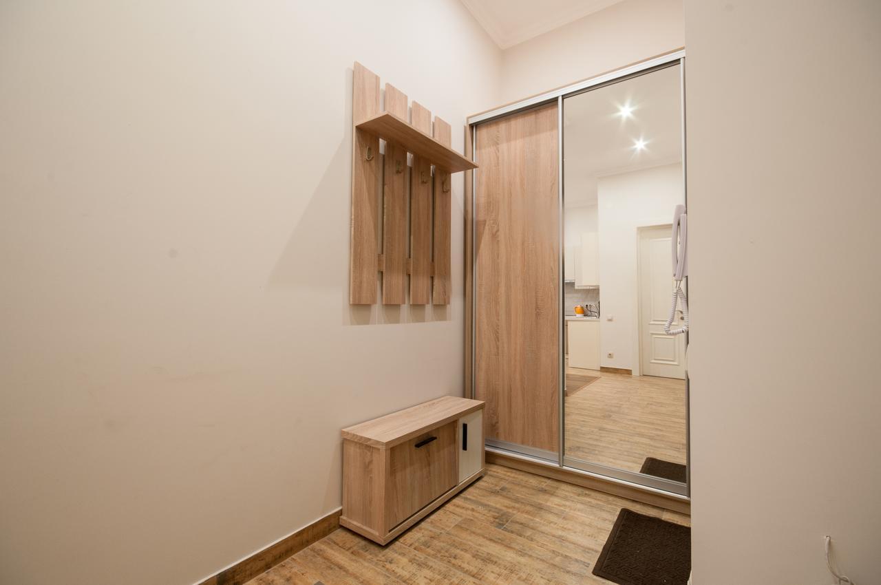 Wonderful Flat On City Center Oezjhorod Buitenkant foto
